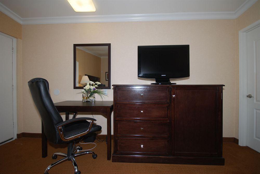 Pasadena Rose & Crown Hotel Bagian luar foto