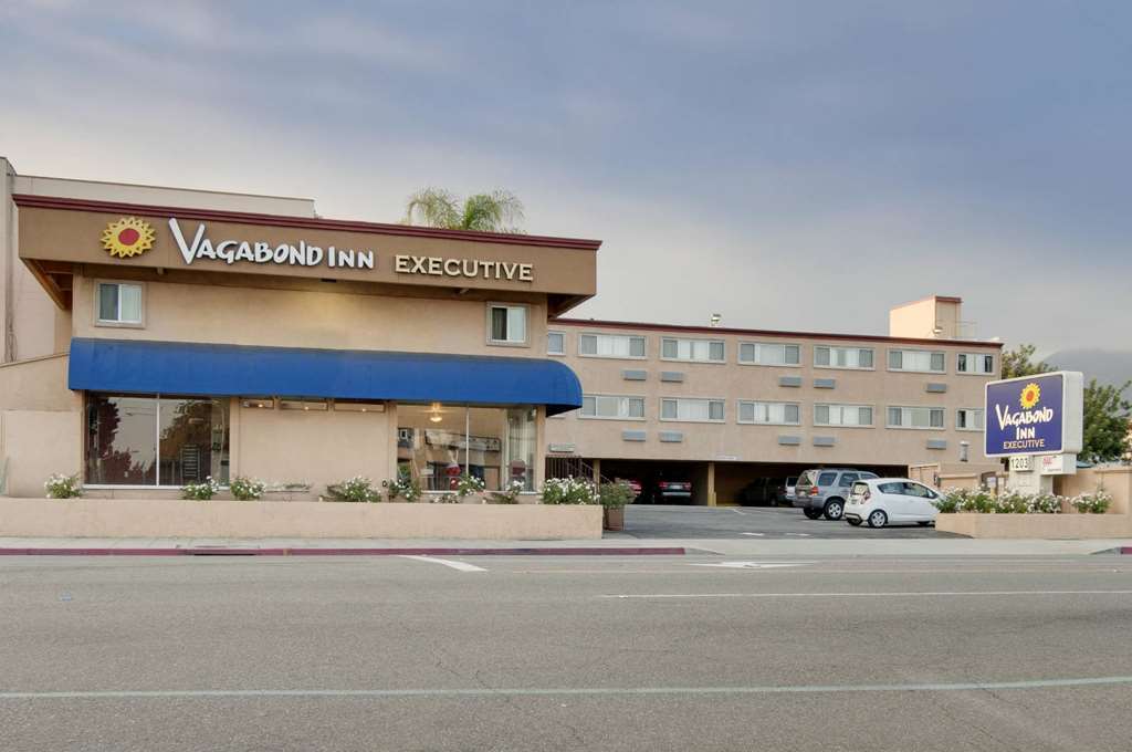 Pasadena Rose & Crown Hotel Bagian luar foto