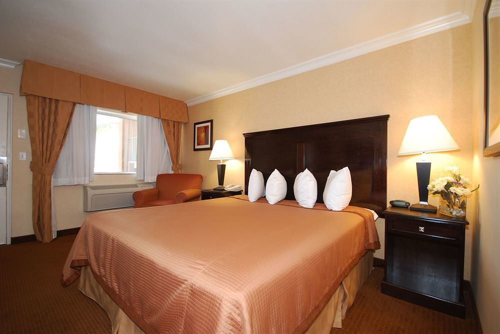 Pasadena Rose & Crown Hotel Bagian luar foto