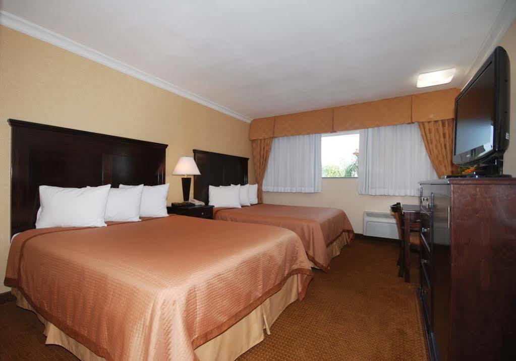 Pasadena Rose & Crown Hotel Bagian luar foto