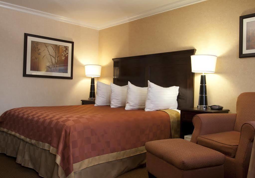 Pasadena Rose & Crown Hotel Bagian luar foto