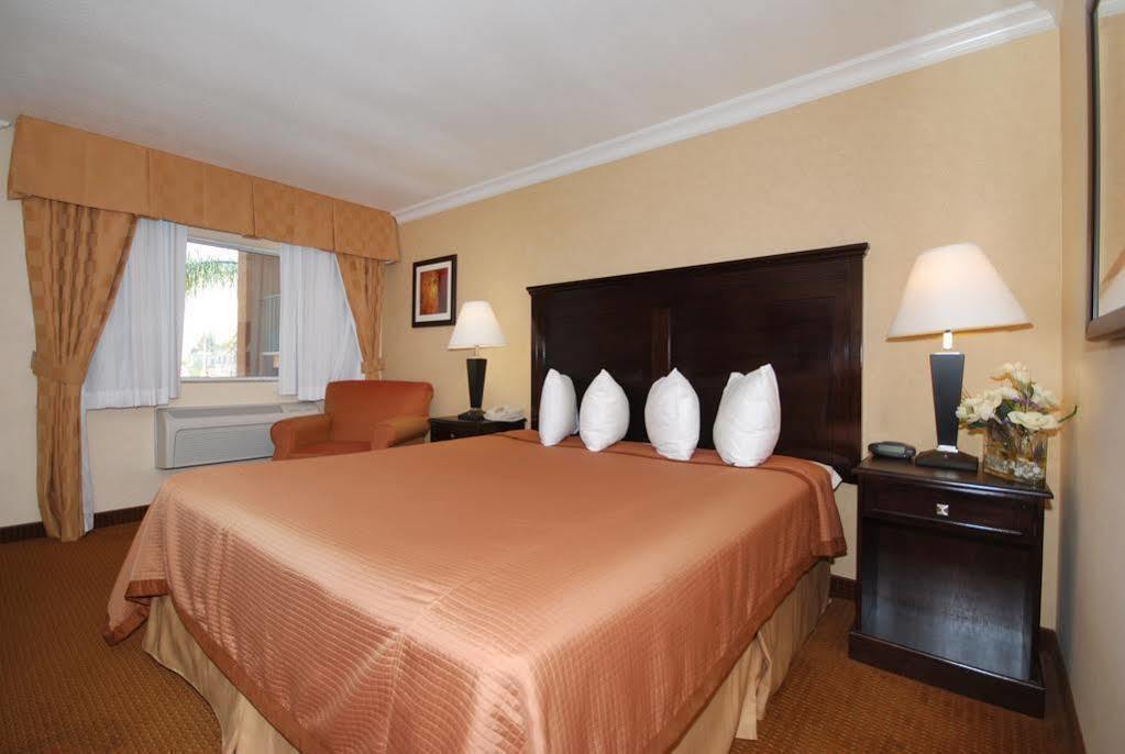 Pasadena Rose & Crown Hotel Bagian luar foto