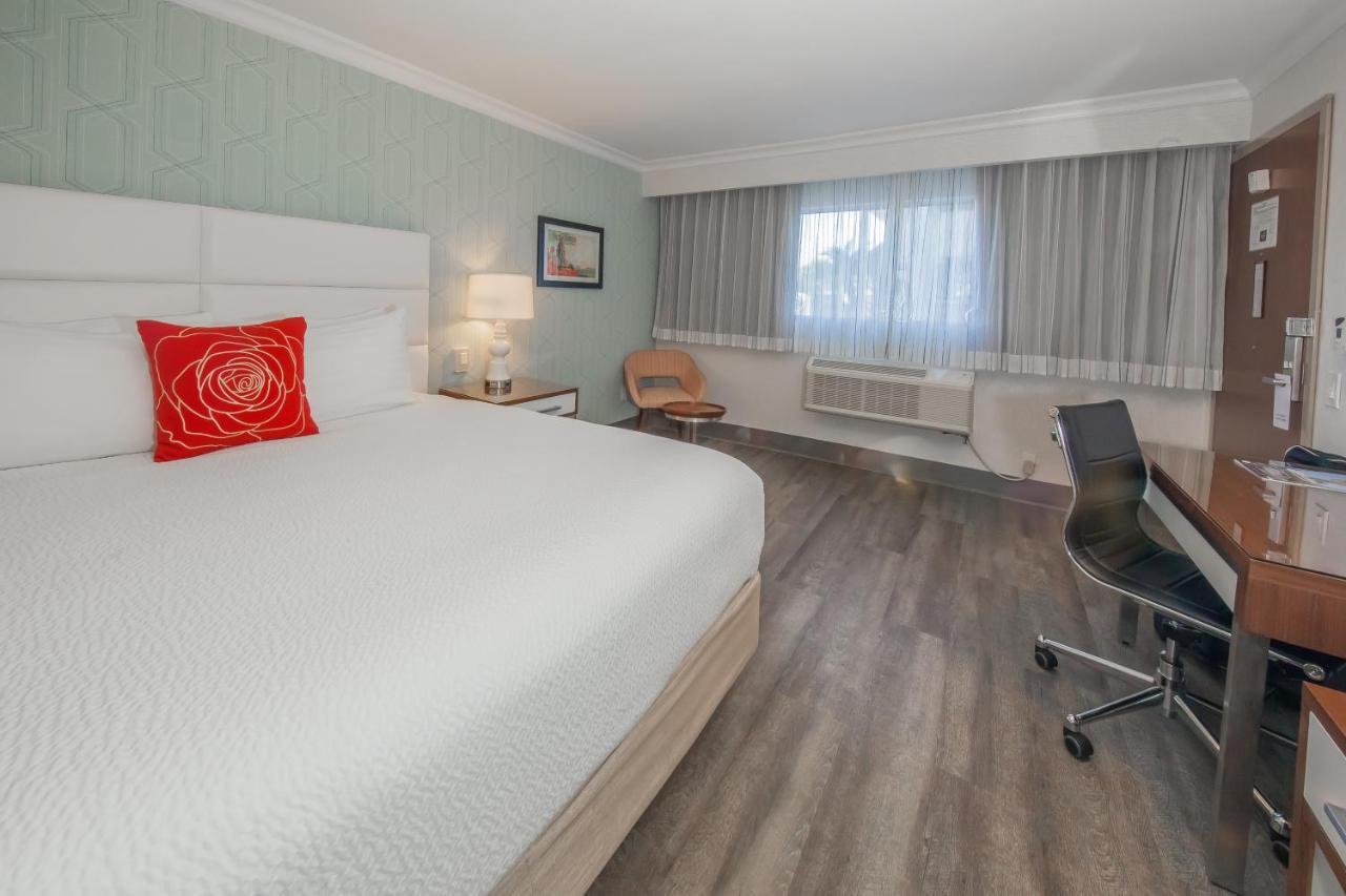 Pasadena Rose & Crown Hotel Bagian luar foto