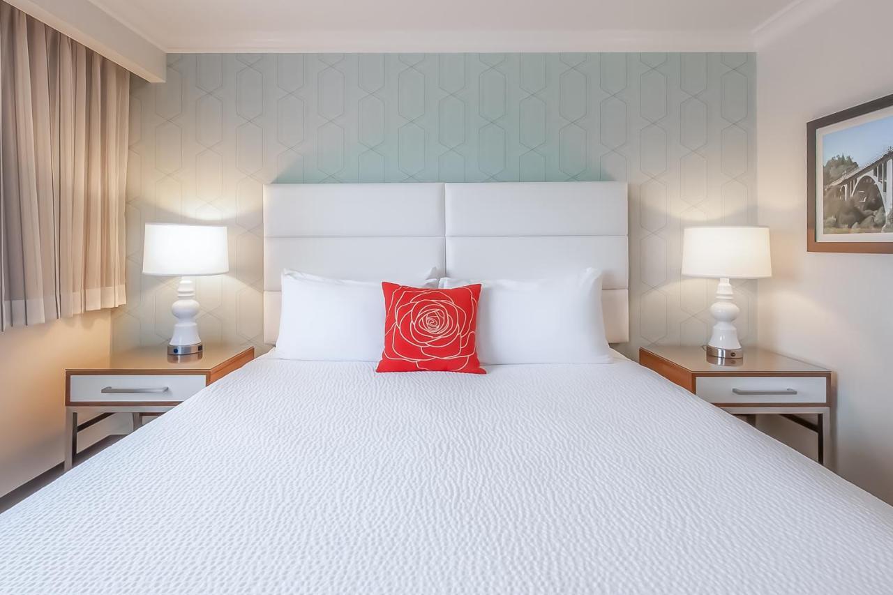 Pasadena Rose & Crown Hotel Bagian luar foto