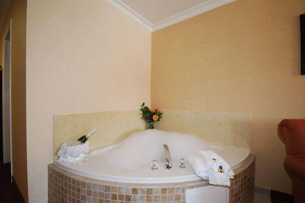 Pasadena Rose & Crown Hotel Bagian luar foto